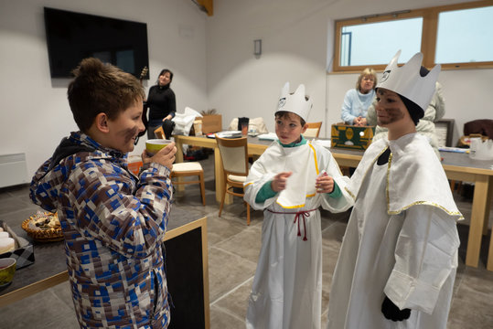 Tři králové na mnoha místech pomáhají i stmelují