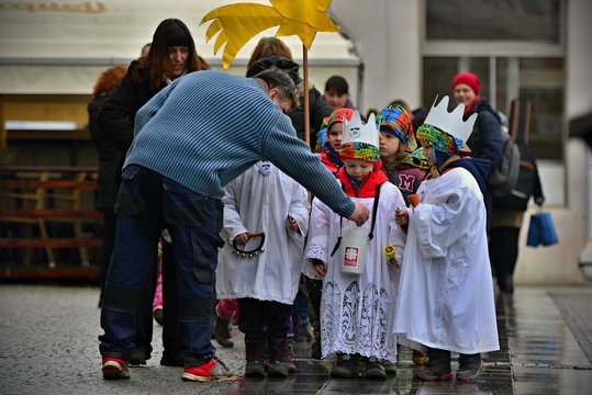 Koledníci v lednu opět vyrazí do ulic, Tříkrálová sbírka vstoupí do 26. ročníku