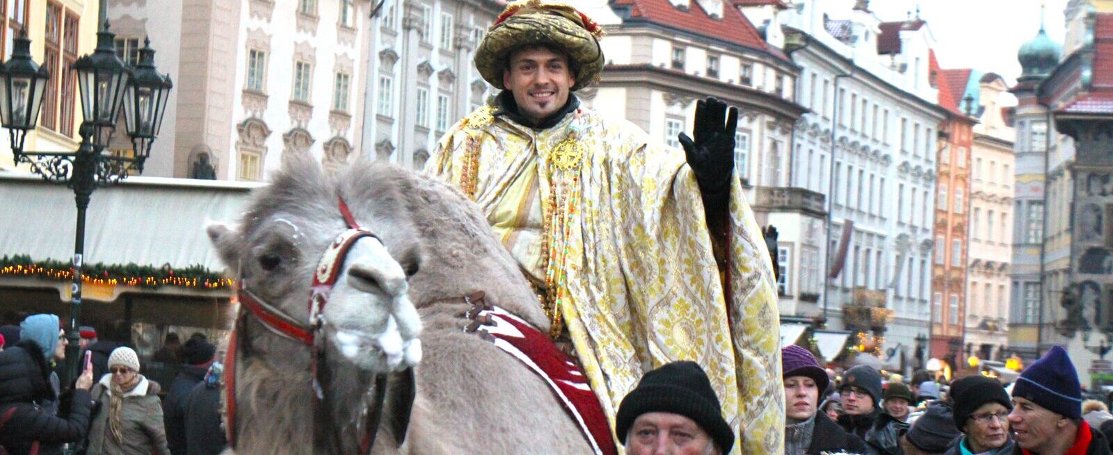 Tři králové na velbloudech projdou historickým centrem Prahy