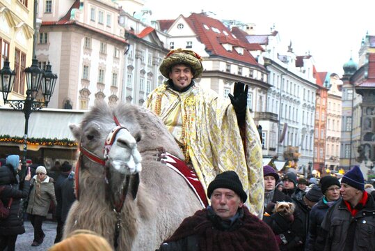 Tři králové na velbloudech projdou historickým centrem Prahy